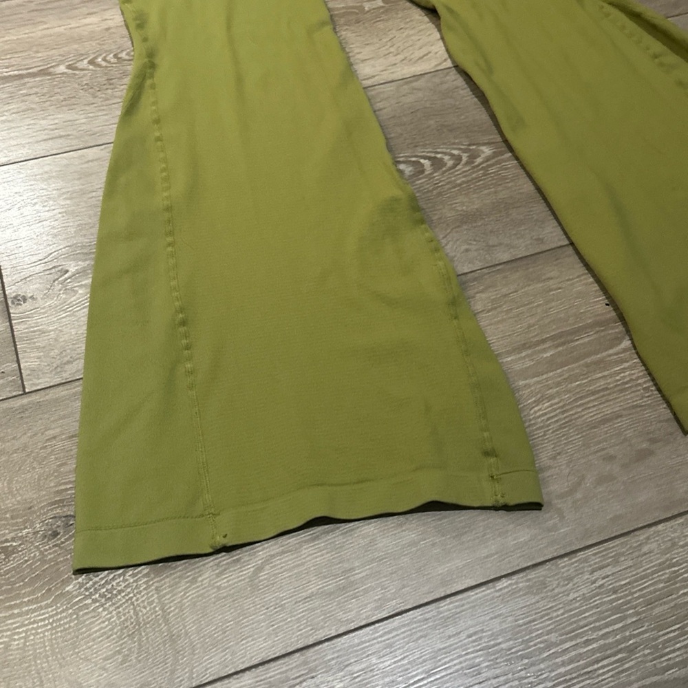 •Sold•  FP Movement *Rare* Good Karma Flare Leggings In Olive Green - Picture 4 of 10